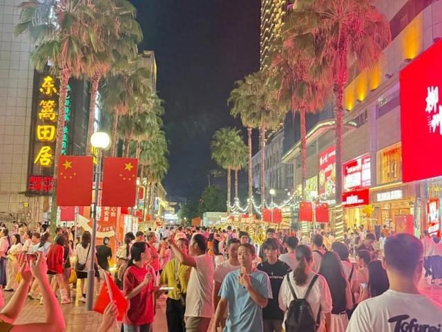 马鞍山山顶限流、螺蛳粉店排长队！此刻的柳州，人人人从从从众众众……