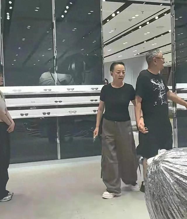 宋丹丹和老公赵玉吉在北京三里屯牵手逛街，两个人看起来太恩爱了