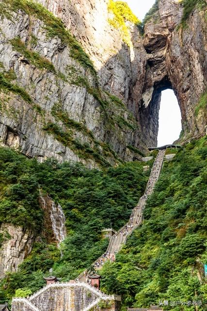 天门山的“膝盖粉碎机”：60岁后爬山需谨慎