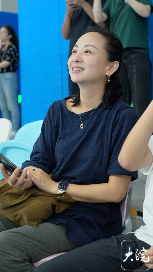 “千手观音”邰丽华现身世界人形机器人运动会 与家人共同观赛