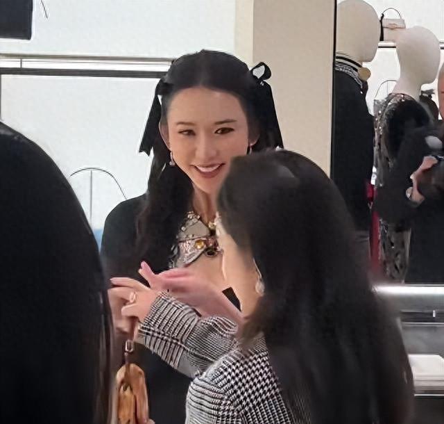 51岁林志玲突然现身上海，四肢干瘦脸圆又肿	，穿印花黑丝努力扮嫩