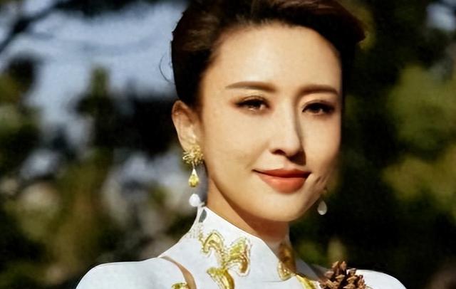 嫁给70岁富翁、包养4个男人？央视女主持张蕾私生活谣言太离谱
