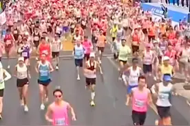 3月23日，#2025年武汉马拉松4万名跑者开跑 ，#武汉马拉松起点下起樱花雨视频封面