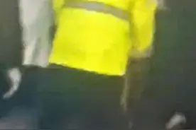 浙江安吉，一孕妇临产，救护车到达后发现担架车太大无法进电梯。在多方努力下，大家用床单将孕妇抬进电梯下楼，转移到担架车上。（供稿：安吉融媒）视频封面