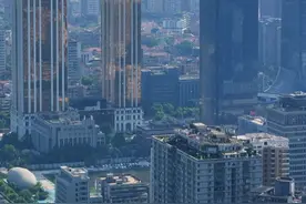 湖北人有钱吗？近日有粉丝聊天说，每次看到湖北平均工资和人均可支配收入出炉，总感觉湖北人一点也不穷？但是总是有一堆喊穷喊工资低的人？那湖北人到底穷不穷？你觉得呢？#旅行vlog #武汉旅游攻略 #总要去趟武汉吧 #内容启发搜索视频封面