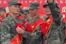 热血兄弟，三胞胎一同入伍共赴边疆  #好男儿就要当兵#青年官兵 （郭英杰）视频封面