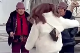 当许久不见的亲人突然回家，他们的反应让人泪崩……团圆，或许就是过年最大的意义吧#春节守护计划 #团圆 #回家 视频封面