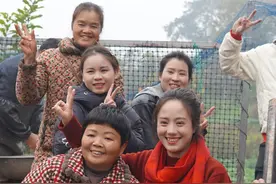 快过年了杀年猪热闹一下，小妹带着大家一起做游戏，现场太好玩了 #三农 #农村生活 #杀年猪