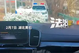 当婚车遇到乡间小路，警车为“接亲”车队让道，这样的交警 活该被人发喜糖视频封面