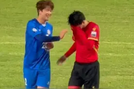 了不起的“苏超”：赛场上“碰头” 后…… 15日，江苏省城市足球联赛第四轮，连云港主场迎战苏州。拼抢过程中，双方两名球员头部撞在了一起，纷纷倒下。看到这一幕，现场观众都为他们捏一把汗，希望他们不要受伤，也为他们加油鼓劲。稍作休整后两名球员起身，相互致意。拼抢时充满对抗，这一瞬间却全都是情谊。短暂交流后，两名队员迅速投入战斗。视频封面