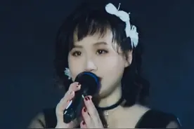 有听《东流》入坑的么？举手我康康~ #狐妖小红娘 #古风歌曲 #音乐现场 #动漫歌曲 《东流》现场版 ft @灰老板 “难得入迷，天赐良缘予你。”#炙热计划