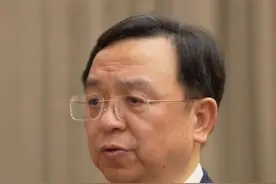 比亚迪董事长#王传福谈新能源汽车出海 ：只有开放创新，才能让世界感受到好的产品视频封面