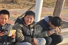 荒草起火5少年奋力扑救并报警求助。Ps：勇敢的少年们，别害羞,你们值得！#天津消防 #救援第一线 #正能量视频封面