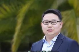 刷新校史！39岁讲师发Nature评论文章 “一鸣惊人背后是无数积累”，“双非”高校，远离省城，非海归的三峡大学讲师王骁鹏主导的评论文章于3月11日由Nature在线发表，刷新了三峡大学的百年校史。他的文章为长江的智慧水利建设提供了新的视角，受到国际同行的高度评价。王骁鹏表示，所谓的一鸣惊人背后是无数的钻研与积累。视频封面