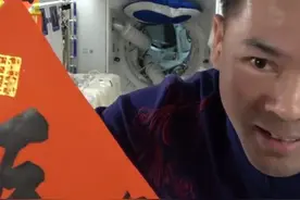 除夕夜，神舟十五号乘组在400公里高空的空间站里，挂起3人亲手写的春联、系上中国结，通过视频向祖国和人民送上新春祝福。听他们说太空很好飘，一起来看看~#神州十五 #中国空间站视频封面