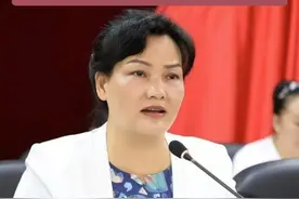 广西女厅官伍奕蓉涉嫌受贿罪被提起公诉！伍奕蓉是在任上被查 伍奕蓉酒水金饰消费卡来者不拒曾从供销公司业务员干起 纵容、默许配偶利用其职权或职务的影响谋取私利视频封面