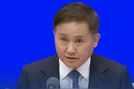 【央行下调个人住房公积金贷款利率0.25个百分点，5年期以上首套房利率降至2.6%】中国人民银行行长潘功胜5月7日在国新办举行的新闻发布会上宣布，将下调个人住房公积金贷款利率0.25个百分点，5年期以上首套房利率由2.85%降至2.6%，其他期限的利率同步调整。（央视新闻）视频封面