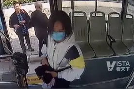 10月17日，河南郑州。女孩不知自己来例假裤子被染红，公交司机发现后暖心化解尴尬。视频封面