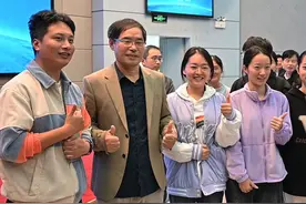 赵国春院士点亮长大学子科研梦！ 10月29日上午，中国科学院院士、香港大学、西北大学讲座教授赵国春作客“长江讲坛”第59讲，作题为“如何做一名成功的科学家”报告。（视频：李莹 刘伊灵）#长江大学 #报告会视频封面