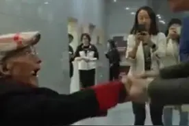 【人生难得是重逢！#《济公》播出四十年主创再聚首  92岁游本昌激动不已眼含热泪】（CCTV-4）