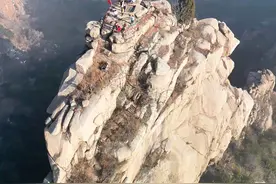 扇子崖为什么被称为仙人掌，大概就是因为形似吧。 路线及时间：扇子崖是泰山景区内单独一个景区，早上8点之前从天外村进入景区，不需要买泰山景区门票，8点之后，无论是否有泰山景区门票都不可进入。进入天外村后，沿大巴车上行柏油路先到达长寿桥-无极庙，无极庙左转上山，全程2小时就可到达扇子崖，扇子崖单独门票2.5元，登扇子崖山顶有修好的阶梯，只要不恐高，没什么太大困难。扇子崖风景绝对是泰山景区中值得一去的打卡地，遥望泰山极顶，西望傲徕峰、北望龙角峰，这位置绝佳。#大自然的鬼斧神工 #泰山景区 #小众景点视频封面