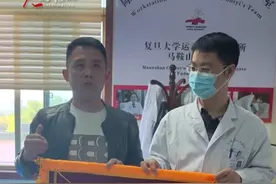 医者仁心 为医而生！患者家属当面向马鞍山市人民医院的医生赠送锦旗，直言这就是老百姓的福祉！#马鞍山 #暖心 #马鞍山市人民医院 （来源：@马鞍山速可达机车  编辑：曹超 校对：方金友 审核：申敬 审签：陈敏娟）视频封面
