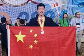 #重庆学子税国轩斩获国际生物学奥赛金牌 ，在动物学实验板块的成绩系全世界唯一的满分！税国轩选择医学这条道路，将到清华大学协和医学院本硕博八年连读。#烟火山城 #少年强则国强视频封面