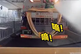 12月21日，湖北武汉。轿车司机碎碎念 轻按喇叭，洒水车工人看见立马帮忙洗玻璃。视频封面