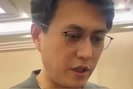 靳东建议“AI换脸”立法：有观众被假靳东骗得很惨，希望能建立更好的规则！#AI #靳东 #两会 #社会视频封面