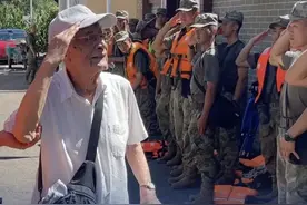 93岁老兵坚持走路撤离，“我也是个兵，知道你们有多苦多累！” #93岁老兵坚持走路撤离  7月30日，北京卫戍区官兵在怀柔区碾子湾村转移被困群众时，有一位93岁、曾参加过解放战争的退伍老兵，不让背，也不上担架，坚持走路撤离。视频封面