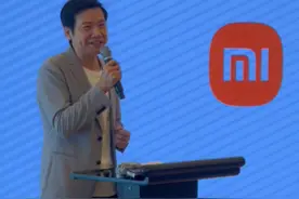 【雷军谈小米汽车智能化工厂】 6月16日下午，雷军在北京亦庄的小米汽车超级工厂，向来访嘉宾介绍称，“智能制造使小米一下子站上汽车制造业前端”。#雷军谈小米汽车智能化工厂视频封面