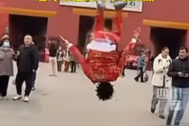 3月26日，#美国网红甲亢哥游故宫进门就摔倒 起身不服气连做六个后空翻，现场游客情绪值拉满。视频封面