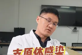 支原体会引起白肺吗？ 有的支原体肺炎患者，肺部影像上显示有一片白色，大多是一个肺叶或肺段感染所致，这和医学上所说的“白肺”是两个概念。通常来说，“白肺”是指双肺弥漫性病变，主要发生在重症感染时，其症状和严重程度都与支原体肺炎有所不同。#支原体肺炎 #支原体感染 #龙飞院长 #山一大三附院视频封面