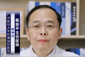 阿立哌唑服用注意事项有哪些？ #涨知识 第一：心脑血管疾病患者慎用：如果说本身患有心脑血管疾病，比如说心肌梗塞、缺血性心脏病等，使用阿立哌唑应该要谨慎，因为这种药物很有可能会诱发低血压，带来严重的后果。
第二：按剂量服用：阿立哌唑是用于治疗精神类疾病的一种药物，想要达到理想的治疗效果，就必须要严格的按照剂量服用，或者是遵医嘱服用，不可擅自增减药量。如果随意加大药量，有可能会产生一些比较大的副作用，如果随意删减药量，有可能会影响到治疗效果。
第三：不要驾驶汽车：如果说正在服用阿立哌唑治疗精神类的疾病，患者最好还是不要驾驶汽车，也不要从事高空作业或者是精密仪器作业。因为这种药物有可能会导致患者出现嗜睡的情况，如果开车或者是从事某些工作的话很容易发生危险。
第四：对阿立哌唑过敏者禁用：阿立哌唑这种药物有可能会导致身体出现过敏的反应，如果说本身就是过敏体质的人应该要谨慎服用，之前已经出现过过敏反应的人则要禁用。
第五：用药期间不能喝酒：在服用阿立哌唑治疗疾病的期间是不能喝酒的，否则的话，不仅会影响到药物正常的吸收，而且有可能会产生一些副作用，对身体健康造成危害。建议患者在医生的专业医生指导下使用药物，不要自行服用药物，以免出现其他不适症状。#硬核健康科普行动  @创作灵感小助手视频封面
