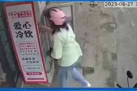 女子带孩子从公益冰柜“进货式”拿水 店主：拿了不止一次了#公益冰柜 #爱心冰柜视频封面