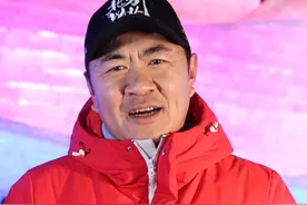 左右哥说外国游客虽然语言不通，只能随着音乐一起蹦迪，但从他们的表情上也能感受到欢乐。来央广网直播间，48小时南北小年接力直播，听哈尔滨冰雪大世界梦想大舞台主持人“冰城左右哥”分享趣事 #左右哥讲外国人怎么蹦迪视频封面