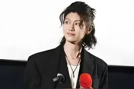 一张住院照的曝光，揭开赵荀爆改花美男的真相，骨盆中的三根钢钉成了他永久的勋章 #赵荀 #李二牛 #吴京 #黄景瑜 #明星人物传视频封面