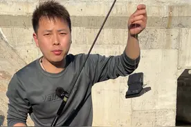 网上用老鼠夹就能钓到鱼，是真的吗？ #钓鱼#老鼠夹钓鱼  #原来钓鱼才是抖音运动顶流 #内容启发搜索视频封面