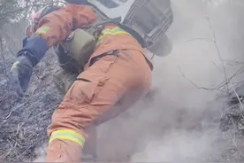消防员脚踏“筋斗云”在火场中穿梭#你可以永远相信中国消防 #消防员的真实日常 #致敬逆火而行的英雄 @云南森林消防 @大理森林消防视频封面