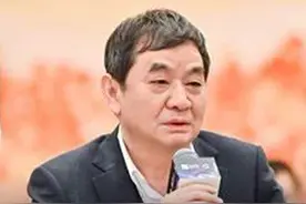 长江存储陈南翔说，随着摩尔定律的失效，芯片产业失去了共识 技术发展路径变得多样化，未来封装技术可能比晶圆制造技术更为关键。#陈南翔 #长江存储  #芯片 #晶圆 #半导体视频封面