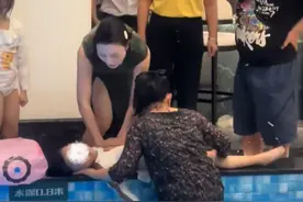 小女孩泳池溺水被妈妈发现捞出，美女见女孩妈妈情绪崩溃 面膜都没摘就上前急救，“抢救十几分钟 女孩恢复心跳”