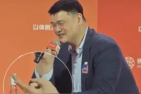 #姚明幽默发言【李宁现场提问：离职以后重点想做什么事？姚明超认真地回答了八个字】12月14日，浙江湖州。姚明、李宁亮相活动，两位体育圈大咖互相提问，李宁向姚明提问，接下来重点想做的事是什么？姚明笑着用八个字回答。#姚明李宁互相提问  （中国蓝新闻）视频封面
