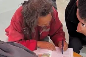 流浪研究生给学生辅导英语，补习费用10元一小时（来源：长城新媒体）#流浪汉 #流浪者 #社会百态 #社会新闻 #身边事 #心酸的一幕 #你怎么看视频封面