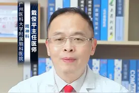 抑郁症伴随失眠为什么复发率高？ #涨知识 抑郁症伴随失眠复发率高，其原因可以归纳为以下几点：
第一，情绪因素。#抑郁 患者往往情绪不稳定，容易受到外界刺激而引发情绪波动，这种情绪的不稳定性可能导致失眠症状的出现或加重，进而形成恶性循环，增加复发的风险。
第二，药物因素。部分抗抑郁药物可能会产生失眠等副作用，影响患者的睡眠质量。如果药物调整不当或患者自行停药，都可能导致失眠症状加剧，进而诱发抑郁症的复发。
第三，生活事件应激。如失业、离婚、亲人离世等重大生活事件，都可能给患者带来巨大的心理压力，导致情绪低落和失眠症状的出现，从而增加抑郁症复发的概率。
第四，治疗不彻底。如果抑郁症患者在治疗过程中没有按照医嘱进行规范治疗，或者治疗时间不足，都可能导致病情未能完全控制，增加复发的风险。
综上所述，抑郁症伴随失眠复发率高与情绪因素、药物因素、生活事件应激以及治疗不彻底等多种因素有关。因此，对于抑郁症患者来说，需要积极配合医生的治疗，保持情绪稳定，注意药物的使用和调整，并学会应对生活中的压力和挑战，以降低复发的风险。#内容启发搜索 #硬核健康科普行动  @创作灵感小助手视频封面
