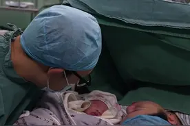 在长兴妇幼保健院，丈夫首次进入手术室剖宫产进行剖宫产陪产，亲眼见证新生命的到来。有些路，注定要共同走过，才懂其中爱的重量！医生提醒：剖宫产家属陪伴医生要谨慎评估产妇情况是否适合，家属的身体情况、心理情况、行为规范等方面均符合陪伴要求，做好相应宣教的情况下进行。视频封面