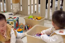 当代爸爸带娃现状~~只要不带娃，啥都能干！ #宝爸带娃 #三胞胎 #最忙的小孩 #人类幼崽