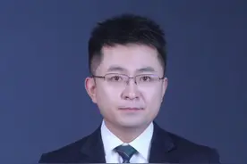 #商丘一男子口咬撬棍跳湖破窗救人  湖水没过车顶 人性的高度在水面上疯长 #商丘跳湖救人泳哥找到了 #正能量 #大v说 #声量计划视频封面