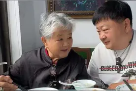 带老妈来杭州小住几天，感受一下西湖的景色，再尝尝杭州排名第一的美食—西湖醋鱼～  #心动打卡指南  #遇见城市   #洪剑涛的美食之旅   #洪剑涛的种草地图   #杭州西湖醋鱼