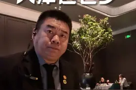 俩美女在天津挑战拿鱼换饭，问了一圈竟然都是山东老乡#鱼换万物 #挑战拿鱼换饭 #嗨皮钓鱼记 #美食视频封面