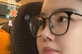 高铁上小朋友大声吵闹，女子亮出身份后 瞬间安静。小孩：不是这怎么也有老师啊#老师 #小朋友  @左老师要温柔视频封面